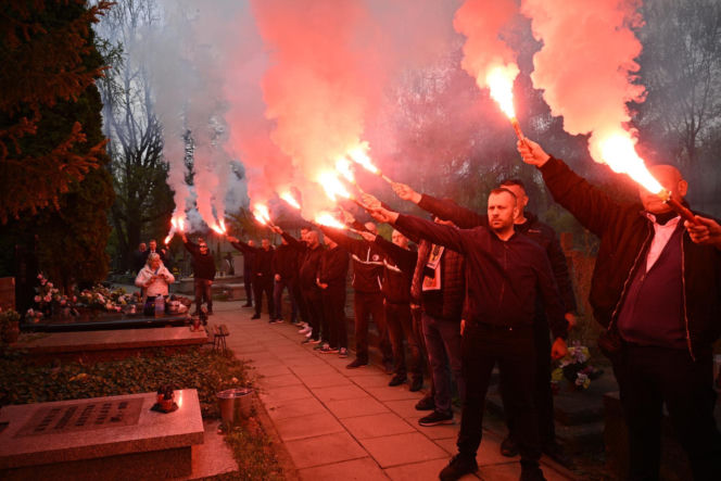 Pogrzeb Jacka Magiery: kibice odpalili race