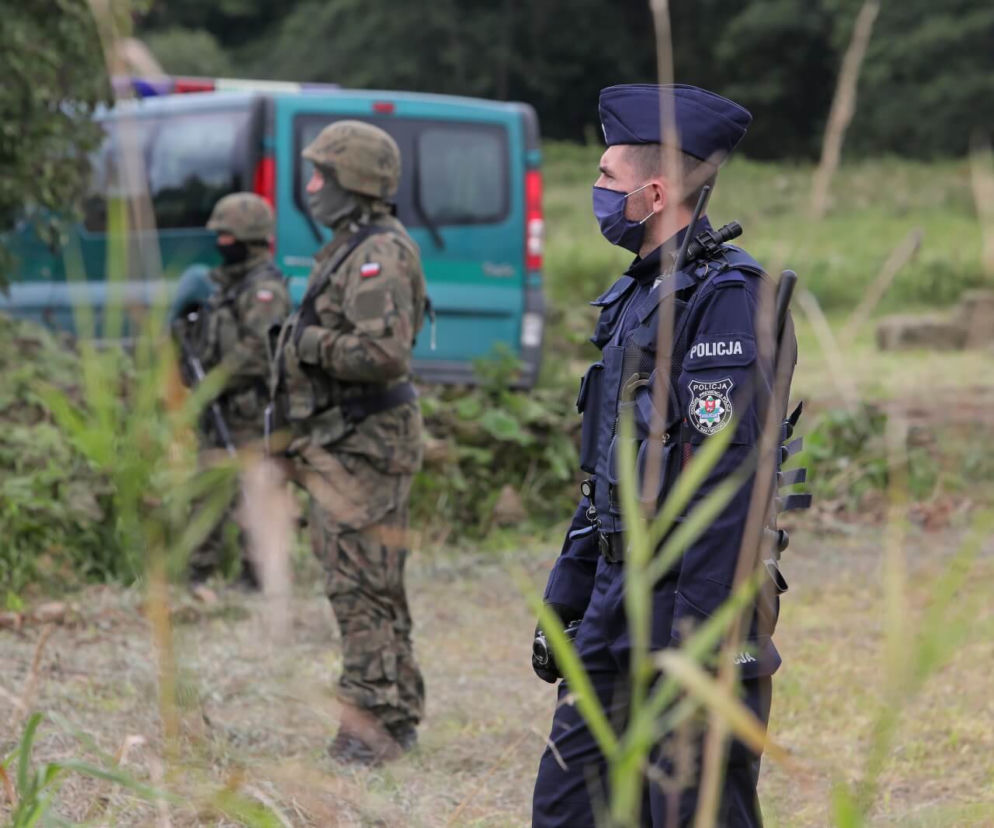 Policja i wojsko w pobliżu miejscowości Usnarz Górny