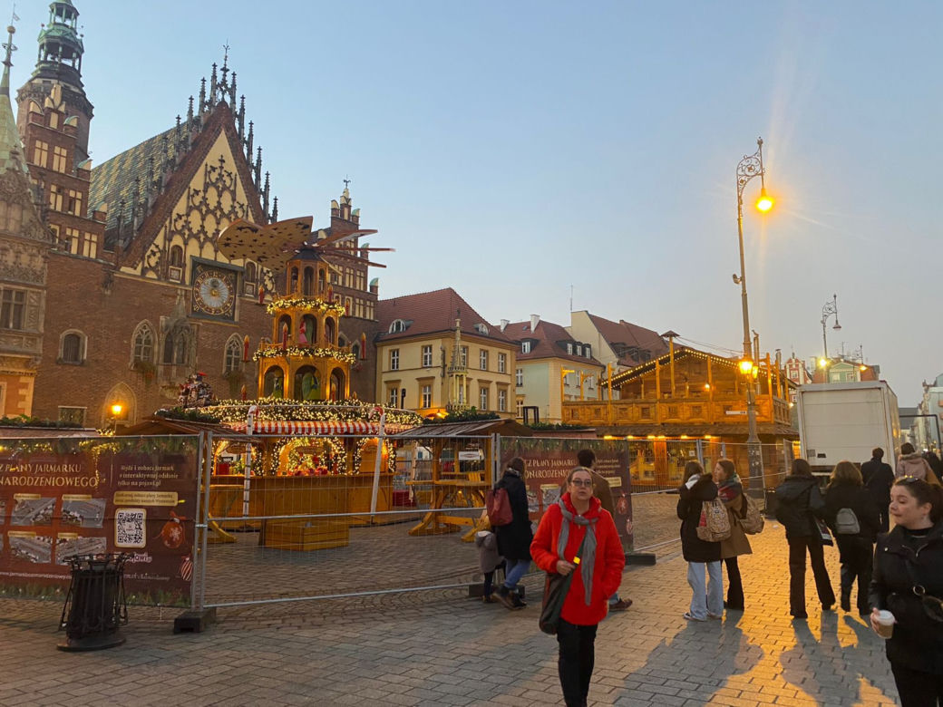 Choinka we Wrocławiu prawie gotowa. Zdania mieszkańców znowu podzielone [ZDJĘCIA]