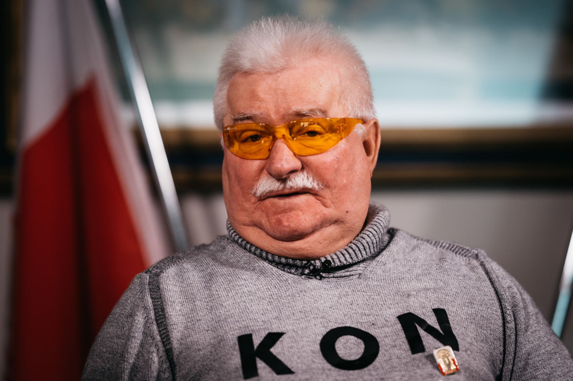 Wałęsa szuka pracy za 20 000 zł