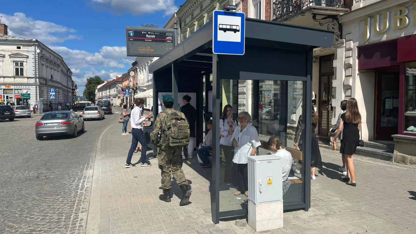 Nowoczesny przystanek zamontowano w centrum Nowego Sącza 