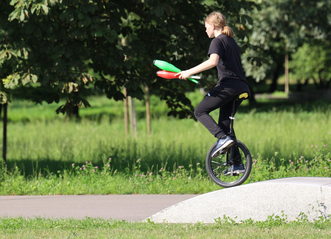 Monocyklowy trial w Parku Ludowym w Lublinie w ramach Europejskiej Konwencji Żonglerskiej