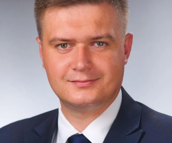 Porzucek wyniesiony z samolotu. Rzecznik PiS zabrał głos