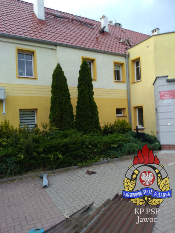 Zerwany dach przychodni i powalone drzewa