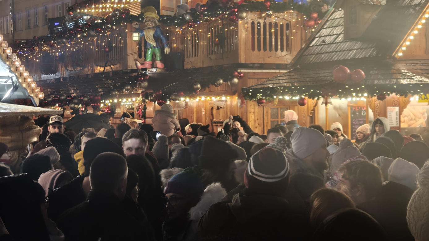 Największa choinka we Wrocławiu już rozświetlona! Tłumy powitały Świętego Mikołaja 