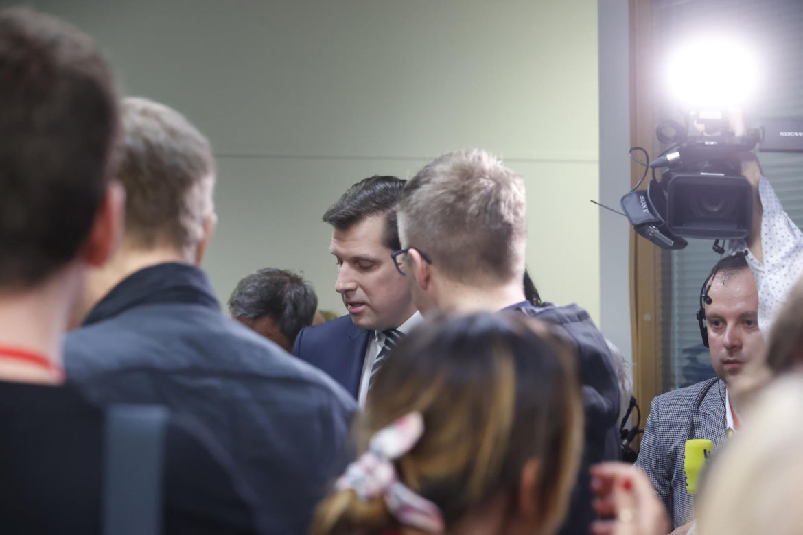 Skromny poczęstunek w PiS. Tym karmili na wieczorze wyborczym