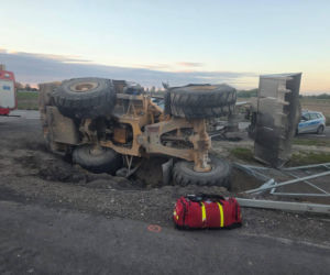 Pijany operator ładowarki skończył jazdę w rowie (24.04.2026)