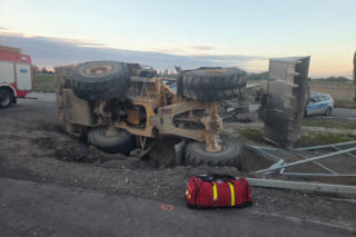 Pijany operator ładowarki skończył jazdę w rowie (24.04.2026)