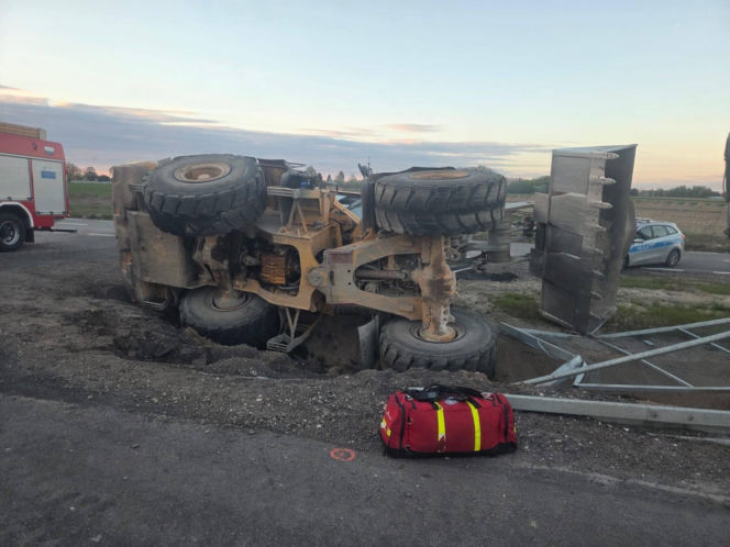 Pijany operator ładowarki skończył jazdę w rowie (24.04.2026)