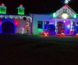 Magia Świąt w Świętokrzyskiem. Gdzie szukać najpiękniej oświetlonych domów? Rzepin i gmina Pawłów skradły show!