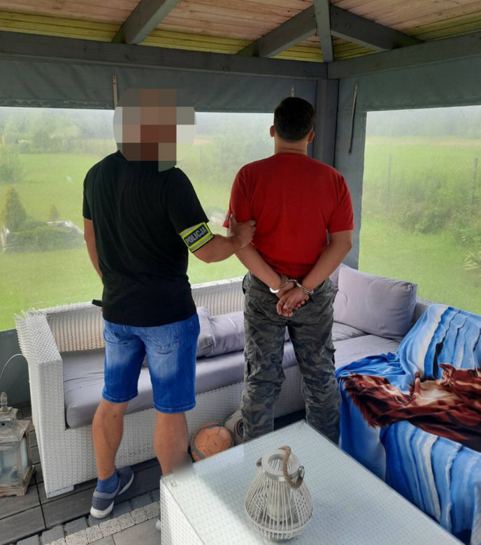  Ukradli mitsubishi z Niemiec, ukrywali je na posesji w Radzyminie. Grupa „Skorpion” zatrzymała złodziei auta