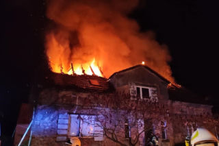 Groźny pożar w Kłobuczynie. 13 osób straciło dach nad głową [ZDJĘCIA]