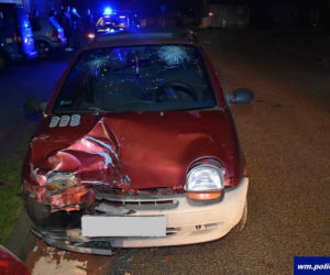 Kierowca Renault Twingo spowodował kolizję drogową uderzając w prawidłowo zaparkowany pojazd marki Peugeot.
