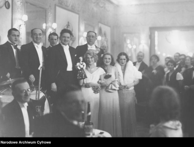 Sylwestrowe bale w II RP. Elegancja, szampan i mazur o północy