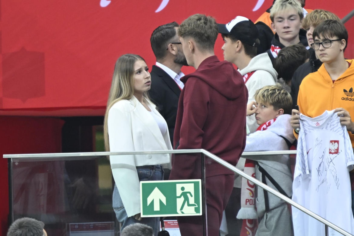 Piłkarz Wojciech Mońka całuje się z dziewczyną