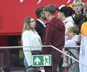 Piłkarz Wojciech Mońka całuje się z dziewczyną