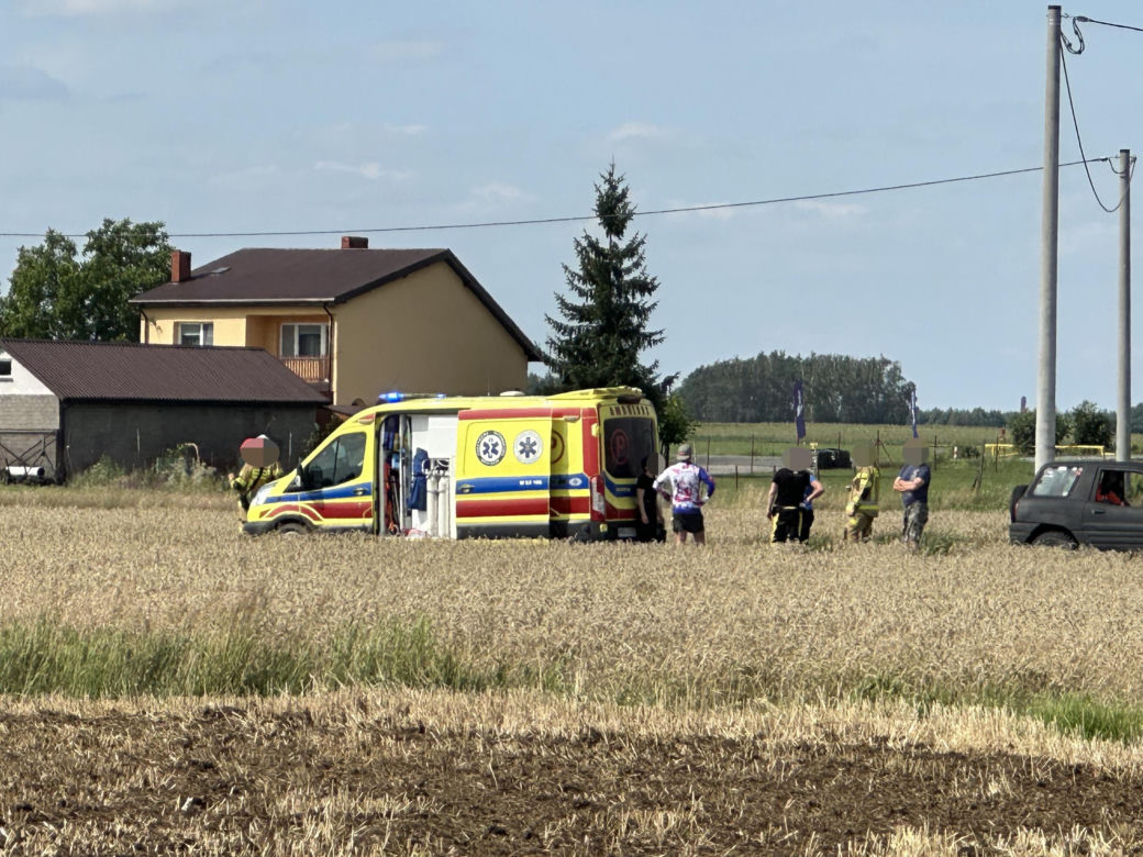 Spadochroniarz spadł na pole obok domu. Skok zakończył się hospitalizacją