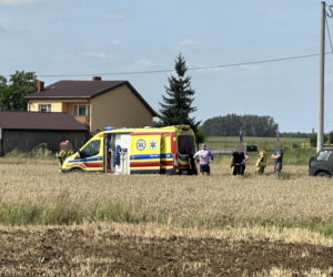 Spadochroniarz spadł na pole obok domu. Skok zakończył się hospitalizacją