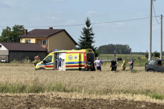 Spadochroniarz spadł na pole obok domu. Skok zakończył się hospitalizacją