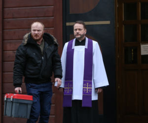 Ojciec Mateusz 21 sezon, odc. 275. Mateusz Żmigrodzki (Artur Żmijewski), Pluskwa (Eryk Lubos)