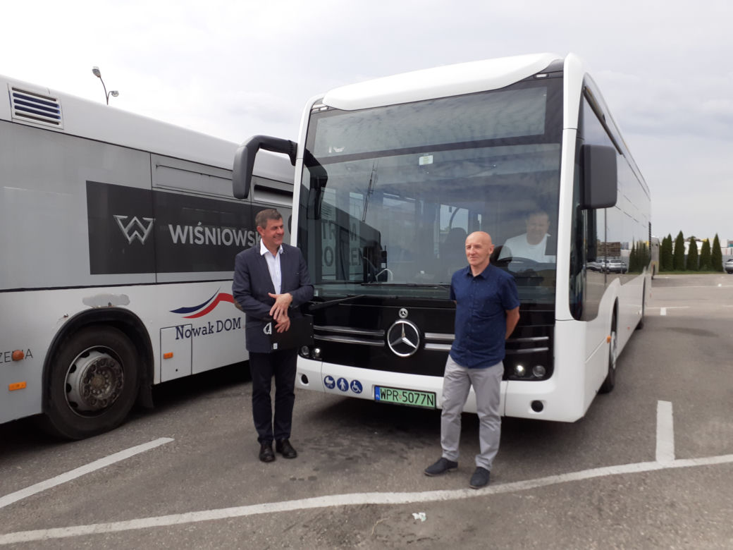 Autobus elektryczny testowany na ulicach Siedlec wyróżnia się swoim wyglądem