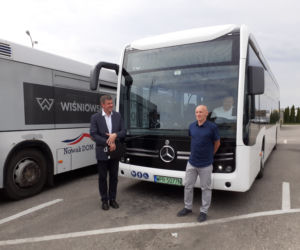 Autobus elektryczny testowany na ulicach Siedlec wyróżnia się swoim wyglądem