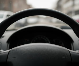 Antoni Macierewicz wciąż bez uprawnień. Co tak naprawdę dzieje się za kierownicą jego auta?