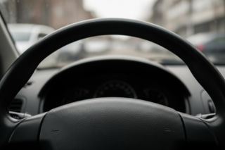 Antoni Macierewicz wciąż bez uprawnień. Co tak naprawdę dzieje się za kierownicą jego auta?