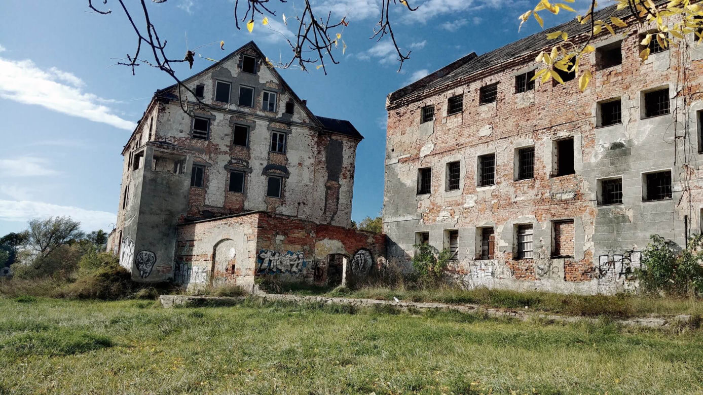 Ruiny zamku w Ełku. Tajemnicze miejsce na półwyspie robi wrażenie [ZDJĘCIA]