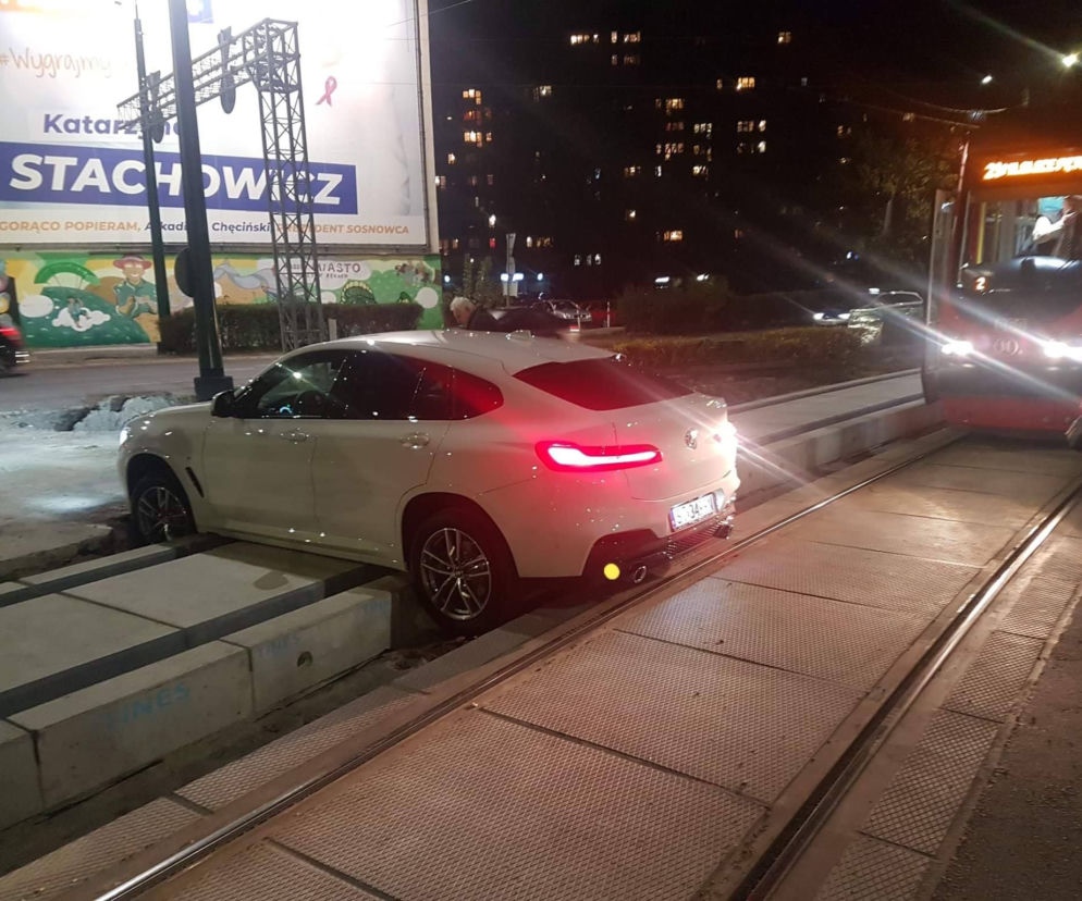 BMW X4 na przejeździe tramwajowym w Sosnowcu.