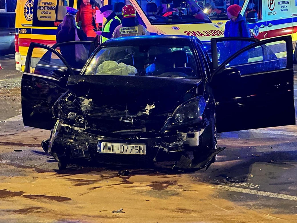Wielki dramat na Dolince Służewieckiej. Opel rozstrzaskał się z nissanem. Są ranni