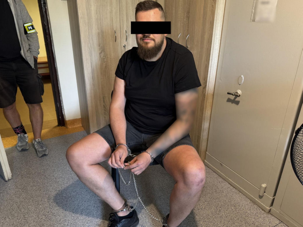 Uśmiechnięty lider gangu w rękach policji. 36-latek wpadł po latach
