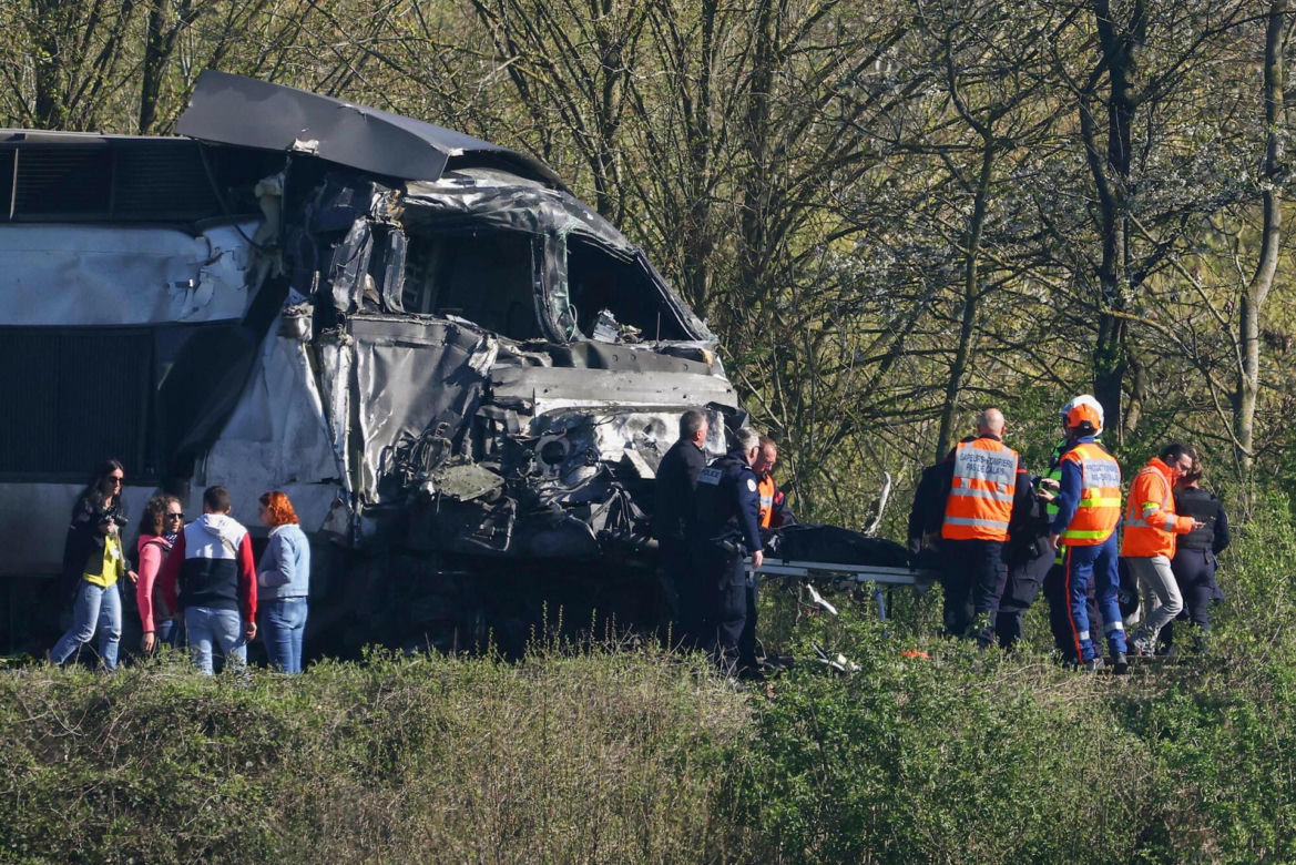 Francja/ Zderzenie pociągu TGV z ciężarówką - zginął maszynista, 27 osób rannych.
