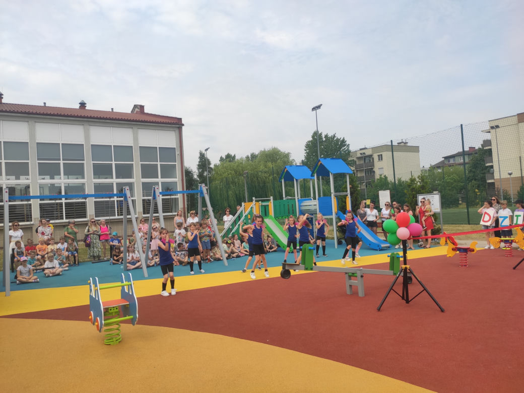 Można już korzystać z przebudowanego placu zabaw przy PSP nr 4!