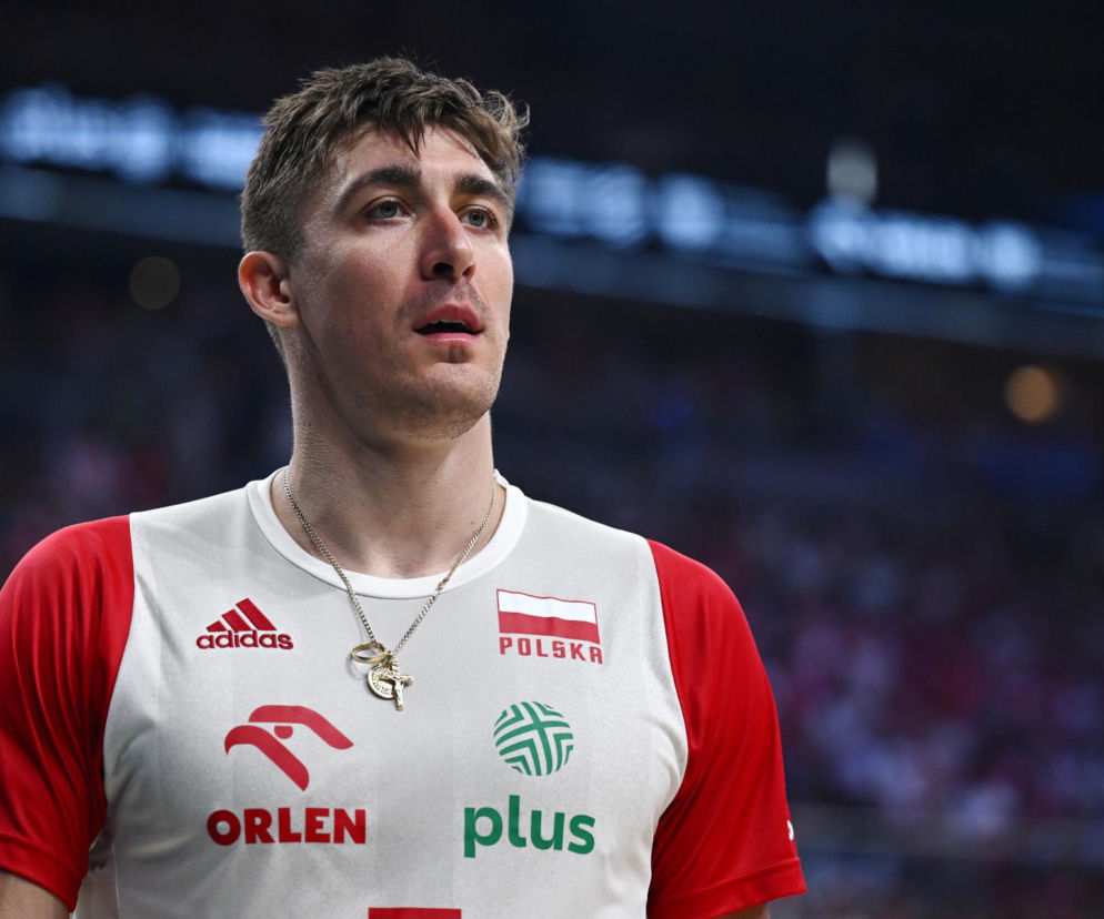 Siatkarz Łukasz Kaczmarek w koszulce reprezentacji Polski. O jego transferze do Resovii przeczytasz na SE Supersport.