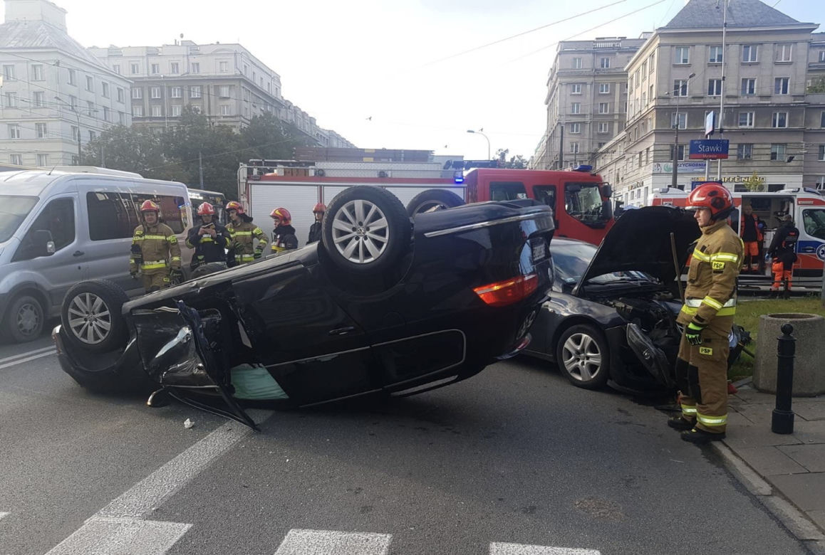 Dramatyczny wypadek na Andersa. Auto dachowało, dwie osoby trafiły do szpitala