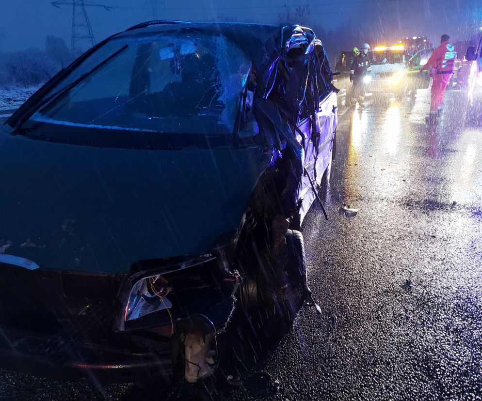 Wypadek na trasie S1 w Wojkowicach Kościelnych. Czołowe zderzenie ciężarówki z samochodem osobowym. Droga na lotnisko zablokowana [ZDJĘCIA]