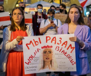 Manifestacja Białorusinów na rynku w Krakowie. Precz z Łukaszenką!