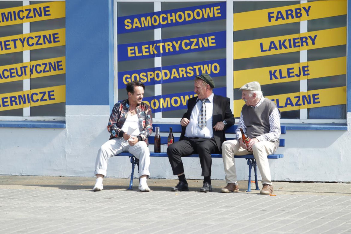 Kultowa ławeczka z "Rancza" wystawiona na sprzedaż. Pieniądze zostaną przeznaczone na szczytny cel