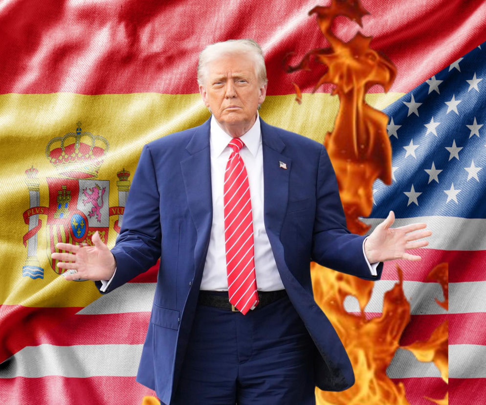Donald Trump na tle płonących flag Hiszpanii i USA, rozkładający ręce w geście rozczarowania, symbolizujący zerwanie handlu między krajami. O konflikcie można przeczytać na Super Biznes.