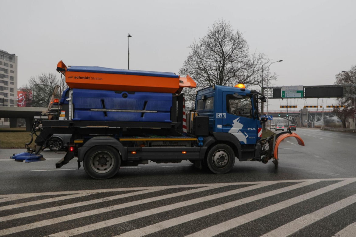 Gołoledź na drogach. Panują trudne warunki drogowe dla kierowców