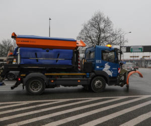 Gołoledź na drogach. Panują trudne warunki drogowe dla kierowców