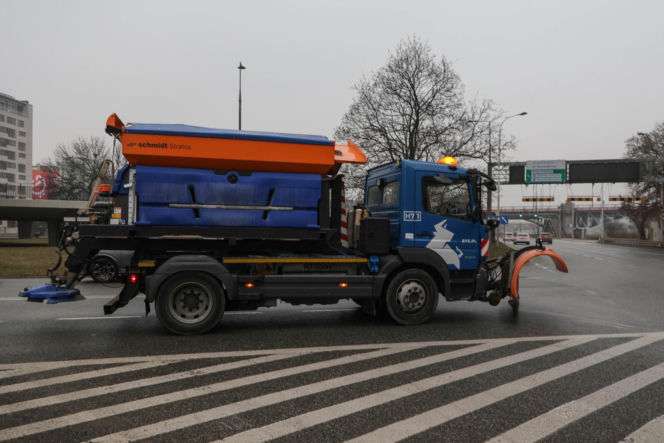 Gołoledź na drogach. Panują trudne warunki drogowe dla kierowców