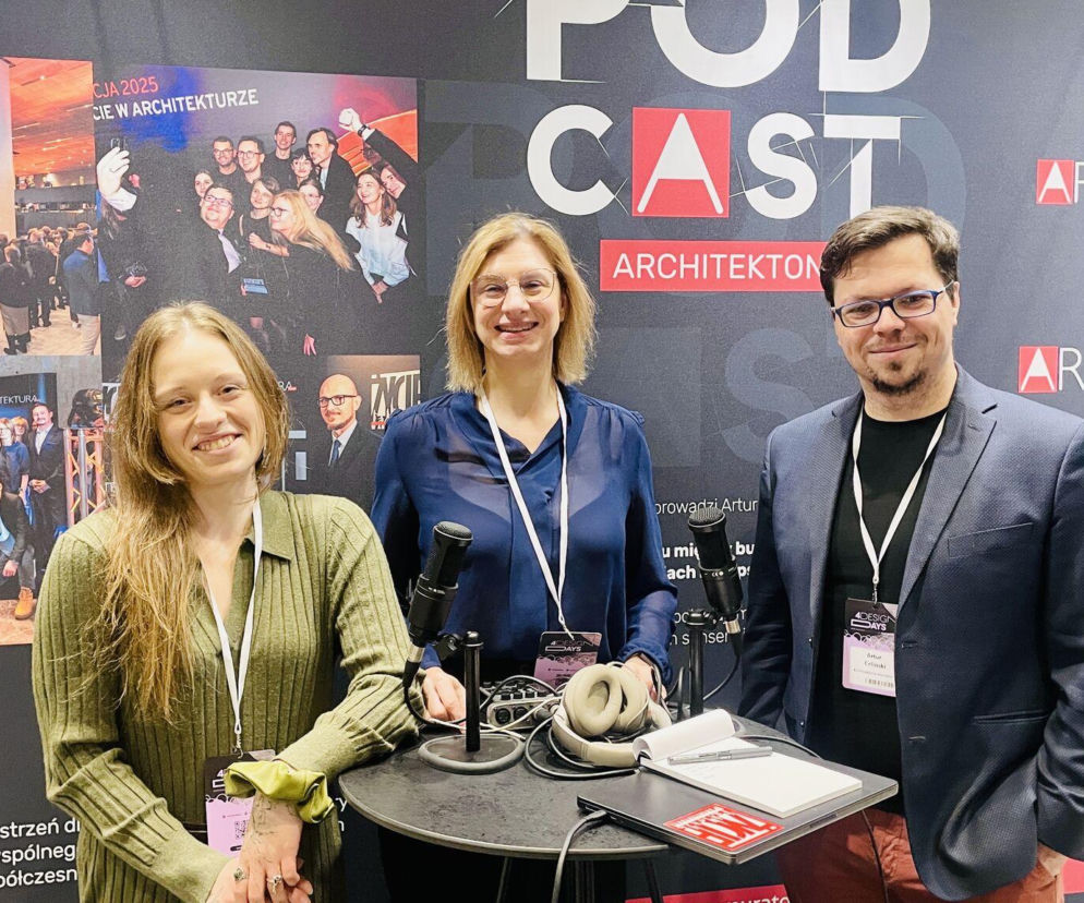 Redakcja Architektura Murator Plus: Artur Celiński z dwoma członkami zespołu redakcyjnego na stoisku podczas 4 Design Days w Katowicach, za nimi baner Podcast Architektoniczny. Dowiedz się więcej o wydarzeniu na portalu Architektura Murator Plus.