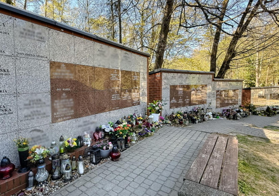 Rok temu zmarł syn Lecha Wałęsy - tak wygląda jego grób