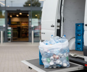 System kaucyjny pod lupą. Posłowie pytają, czy butelki ze sklepów wożą zwykłe ciężarówki