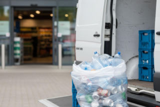 System kaucyjny pod lupą. Posłowie pytają, czy butelki ze sklepów wożą zwykłe ciężarówki