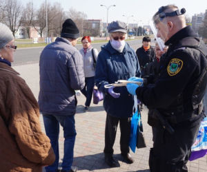 Zakrywanie twarzy OBOWIĄZKOWE! Na Śląsku strażnicy rozdają maski ZA DARMO
