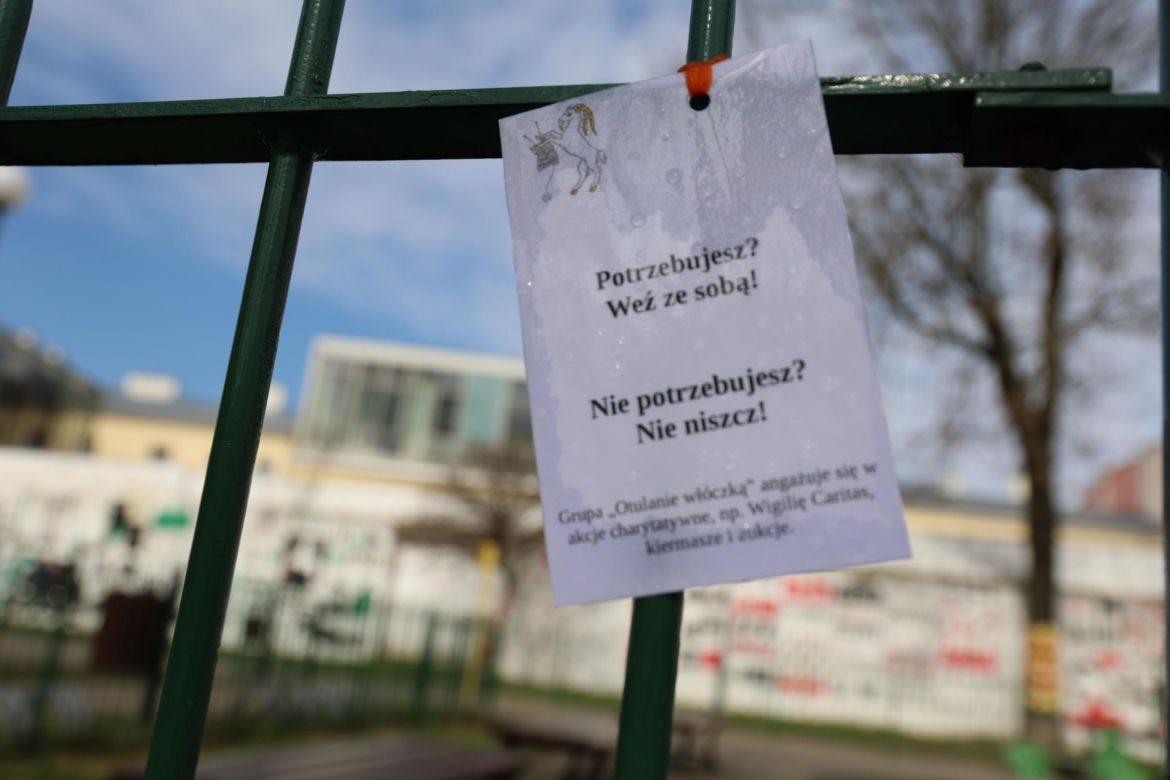 Kolorowe instalacje opanowały Lublin. Tak „Otulanie włóczką” świętuje swoje 10. urodziny!