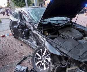 Karetka staranowała osobówkę. Wiele osób rannych